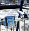 Operador de tratamiento de aguas residuales midiendo el oxígeno disuelto por medio del controlador SC200 de Hach