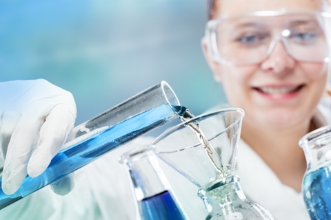 Imagen de obrero en lab químico haciendo pruebas de seguridad y calidad 