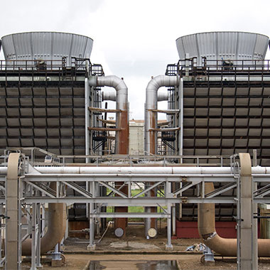 Las torres de refrigeración de esta planta de fabricación alimentaria monitorizan la dureza para optimizar el agua de alimentación.